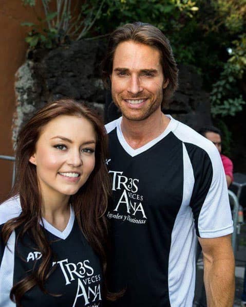 Angelique Boyer y Sebastián Rulli estuvieron en el mismo equipo vistiendo el uniforme negro.