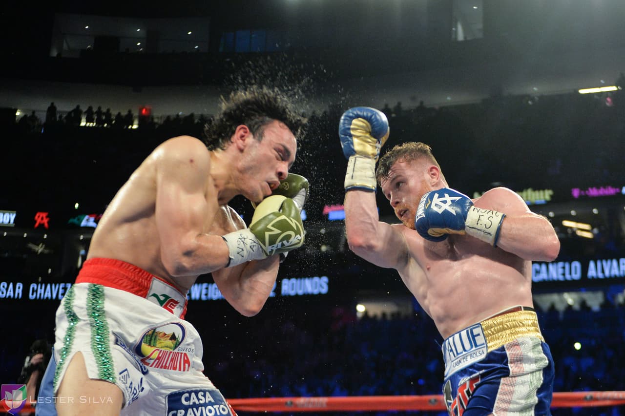 Te acercamos a los golpes que se dieron Saúl 'Canelo' Álvarez en contra de Julio César Chávez Jr., imágenes que te harán sentir en el ring.