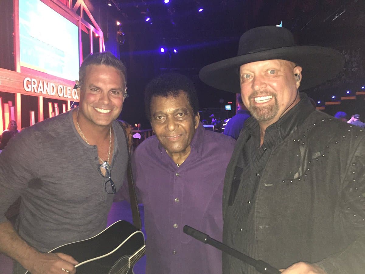 Lamentablemente el helicóptero donde viajaba se desplomó en una zona boscosa del aeropuerto y Troy Gentry falleció. Esta no es la primera vez que una celebridad muere en un accidente aéreo.