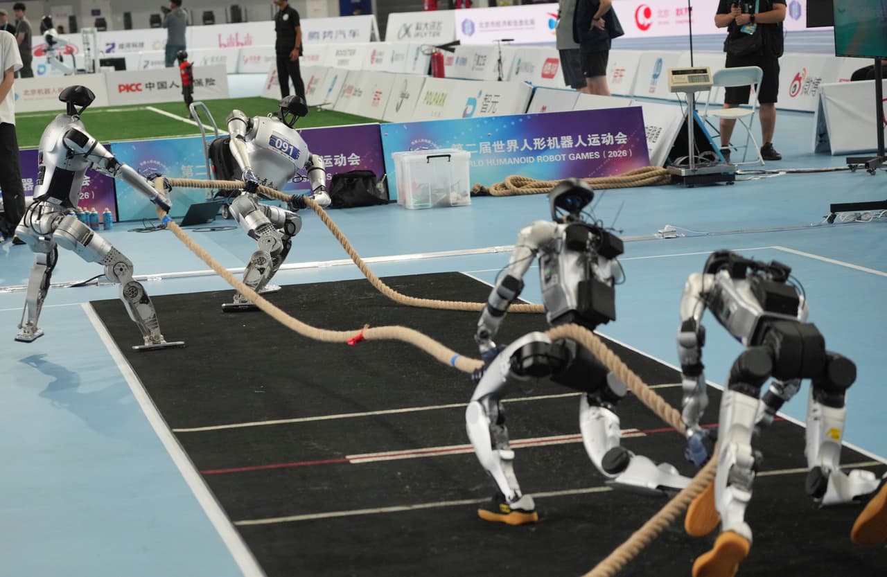 Robots humanoides compiten en el tira y afloja.