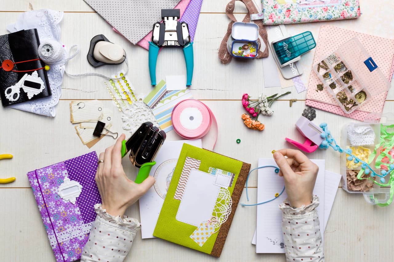 Siente si desearás dibujar en las cartas o si prefieres utilizar recortes de revistas o imágenes que imprimas del Internet. Dependiendo de lo que desees hacer, comienza a dibujar sobre cada carta una imagen, o utiliza un recorte de una revista o la imagen impresa de Internet y pégala en la carta.
<br>