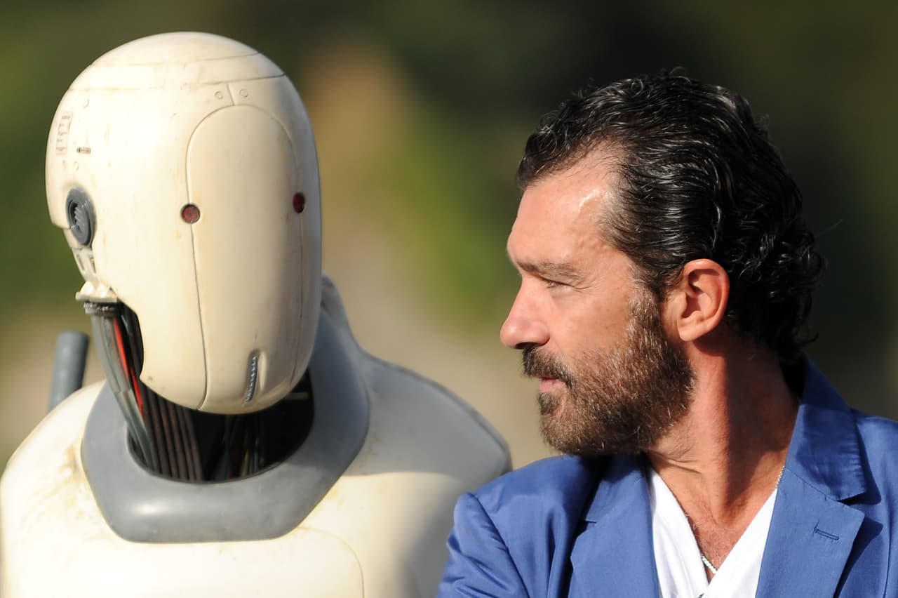 Para festejar al guapo español echemos un vistazo a sus fotos del pasado.