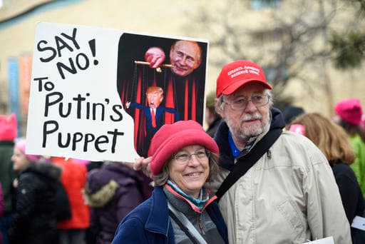 Dos manifestantes critican la relación entre Trump y Putin, la cartelera muestra el disgusto de las personas al asegurar que el presidente de EEUU es el muñeco del presidente de Rusia.
<br>
<br>Foto: GettyImages