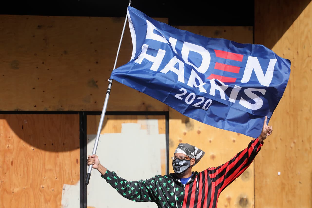 Partidarios del presidente electo Joe Biden y la vicepresidenta electa Kamala Harris toman las calles del centro de Los Ángeles este sábado para celebrar las proyecciones de triunfo de la dupla demócrata.
<br>