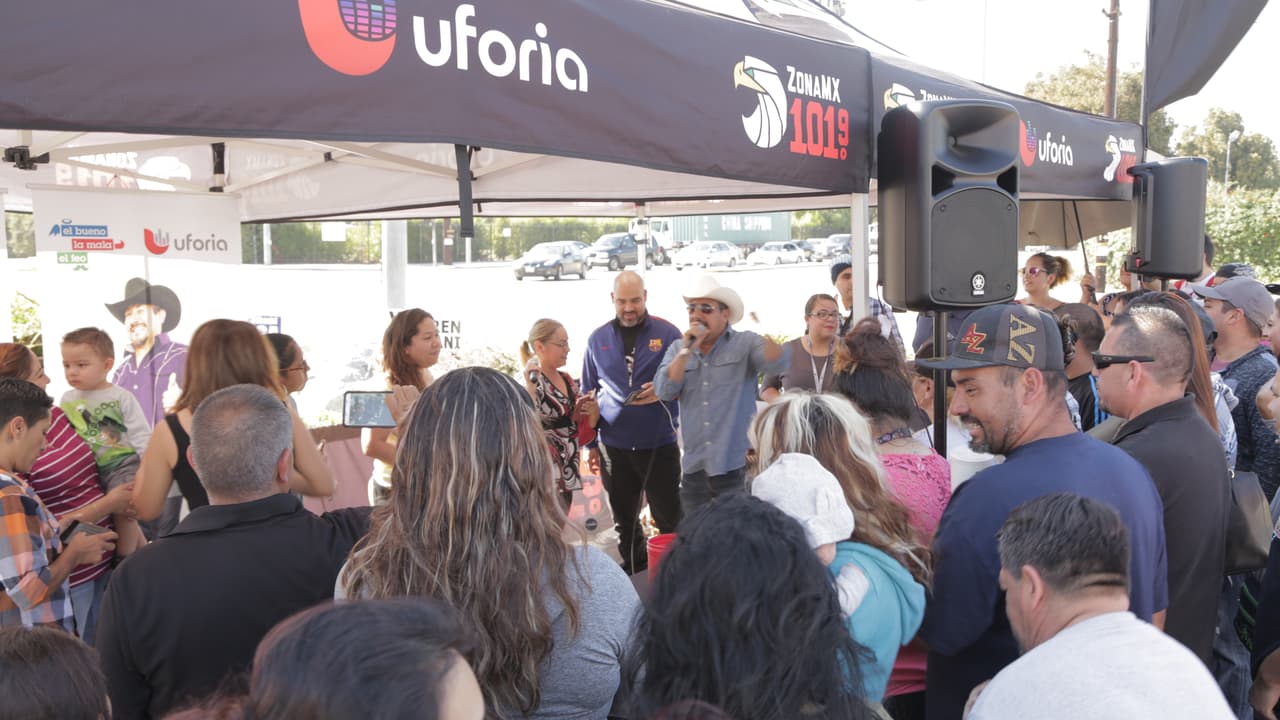 'El Bueno, La Mala y El Feo' entregando boletos en la ciudad de Carson.