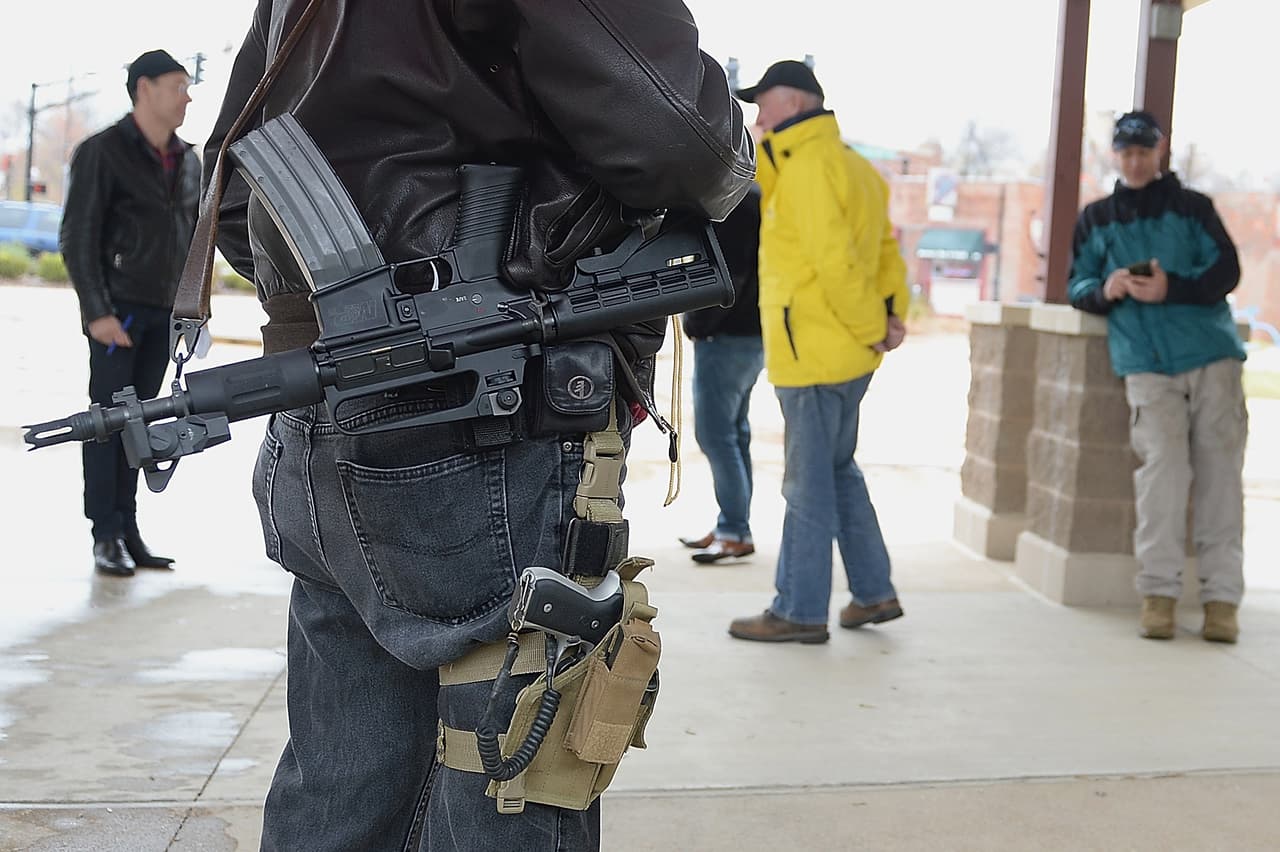 En la Convención Republicana de Cleveland, ni botellas ni pistolas de agua, solo AK-47