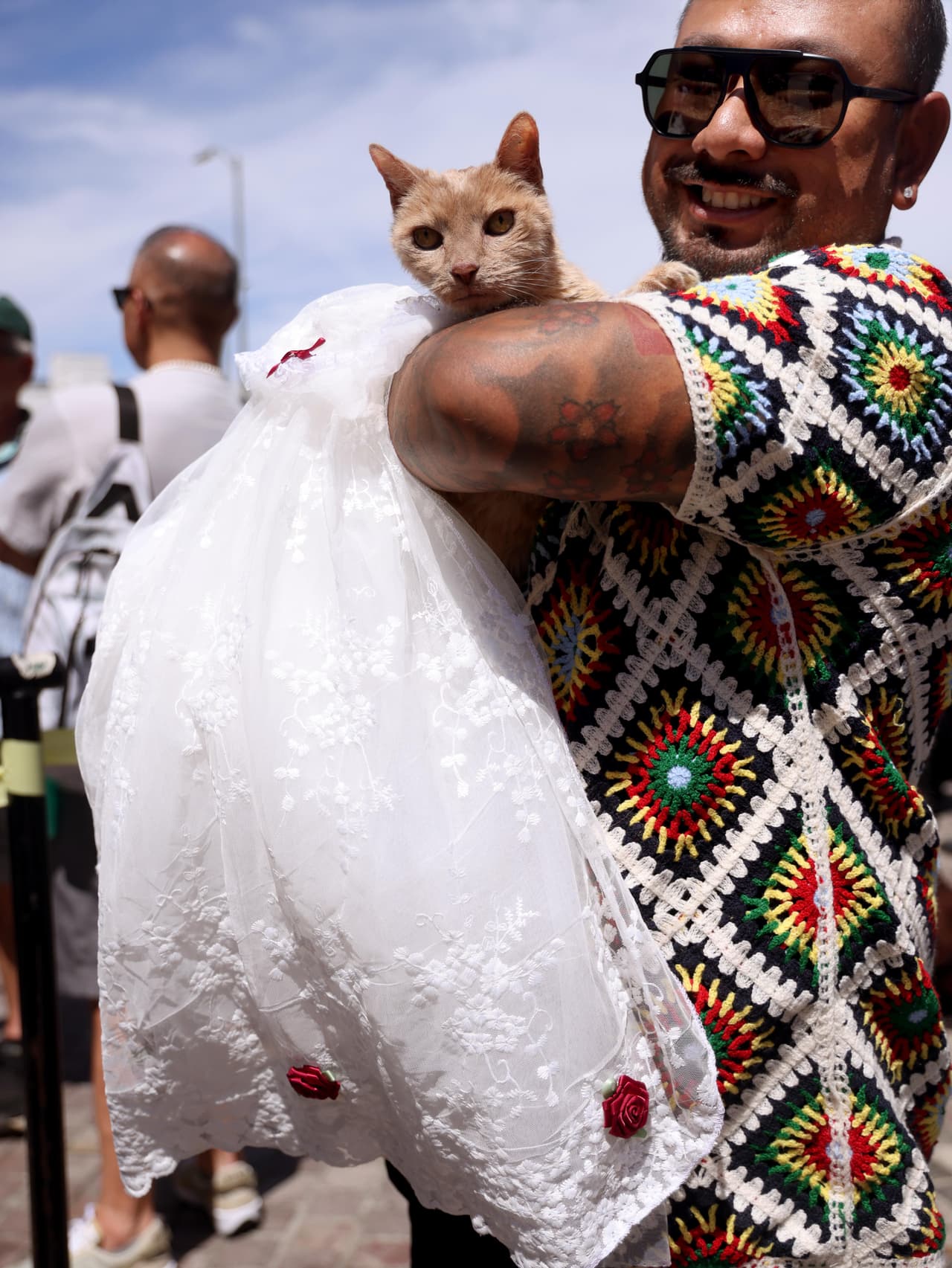<b>'Puppy, the Cat'</b> tiene 17 años, pero todavía su papá, Fernie Chu, de 42 años, puede cargarle en brazos. Para recibir la bendición en Los Ángeles, 'Puppy' lució un vestido especial, que presumió en su 
<b><a href="https://www.univision.com/local/los-angeles-kmex/quinceaneras-fiesta-cierre-empresa-tiaras-and-tacones-denuncia-los-angeles-california" target="_blank">quinceañera</a></b>.