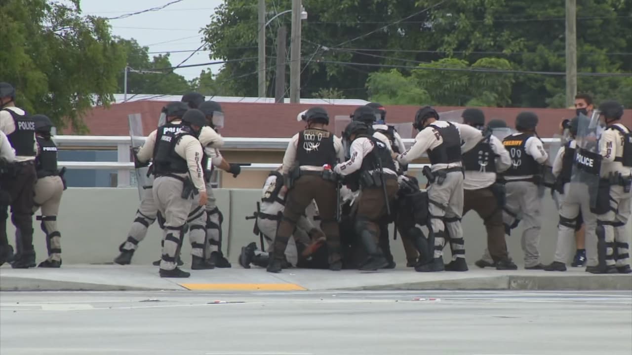 Policía de Miami-Dade arresta a varios estudiantes durante las protestas del sábado en FIU