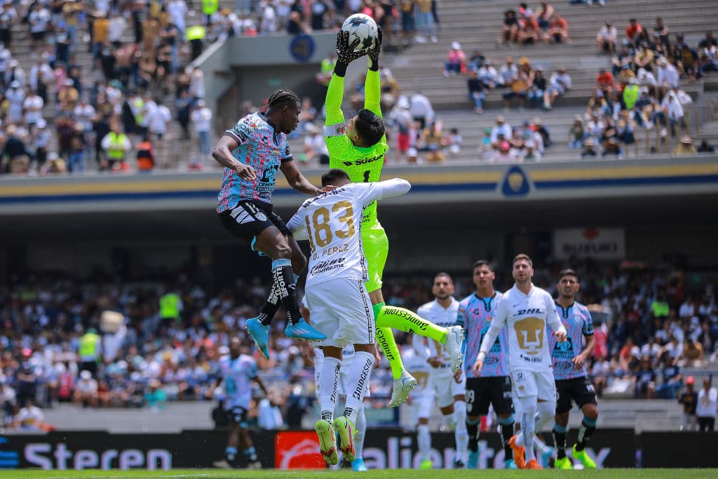 Pumas logró un valioso triunfo ante Tuzos, gracias a un doblete de Juan Ignacio Dinenno que sirvió para la victoria 2-0 sobre Pachuca, triunfo que deja a los felinos en zona de repechaje.