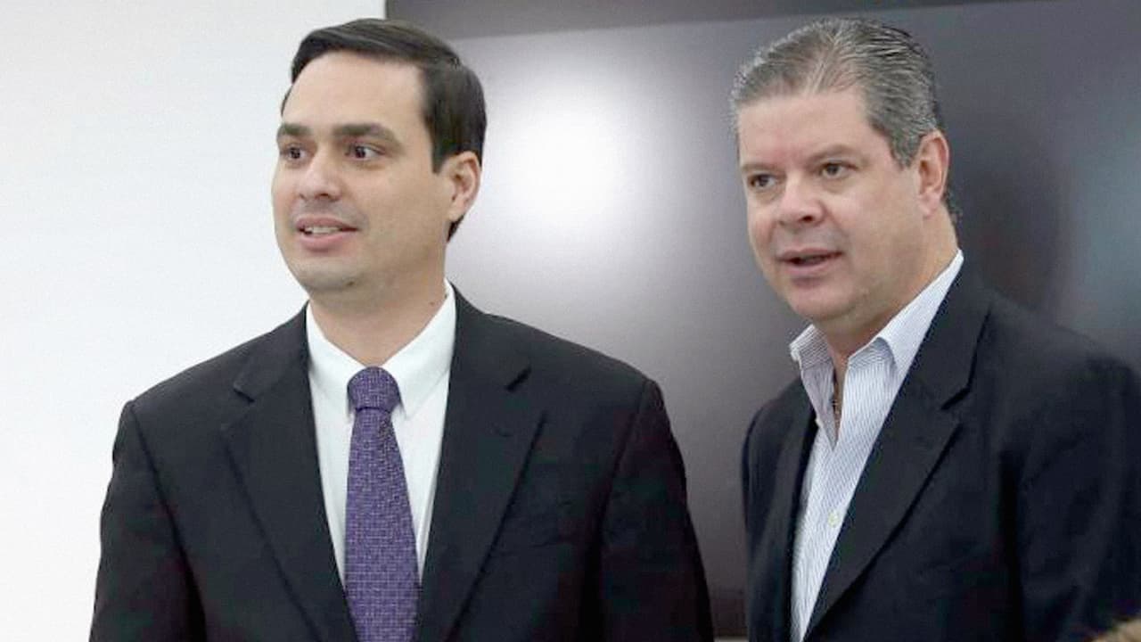 Ramón Rosario, exsecretario de Asuntos Públicos (izquierda) y Rafael Cerame, exsecretario de Prensa de la Fortaleza (derecha). Ambos se burlaron de la muerte del líder independentista Carlos Gallisá. 
<a href="https://www.univision.com/local/puerto-rico-wlii/revelan-mas-conversaciones-del-chat-de-telegram-entre-el-gobernador-rossello-y-miembros-de-su-gabinete" target="_blank">Rosario llamó “gatita” a la directora ejecutiva de la Junta de Supervision Fiscal, Natalie Jaresko</a>.