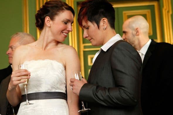 La mayoría de los estadounidenses considera que los homosexuales deberían tener el derecho constitucional a contraer matrimonio, en lo que es el primer sondeo a nivel nacional que refleja un apoyo mayoritario de la población a este tipo de uniones entre personas del mismo sexo.