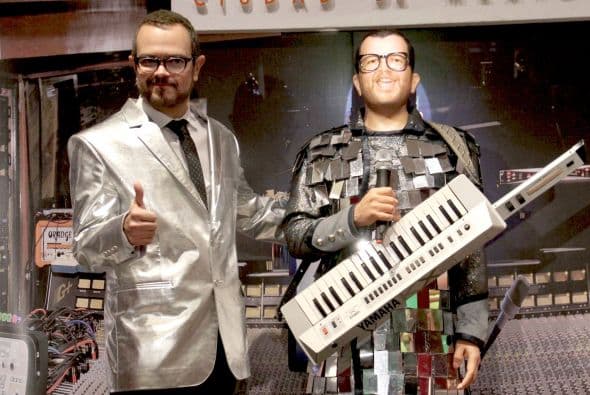 Pobre Aleks Syntek, su figura de cera no es nada halagadora.