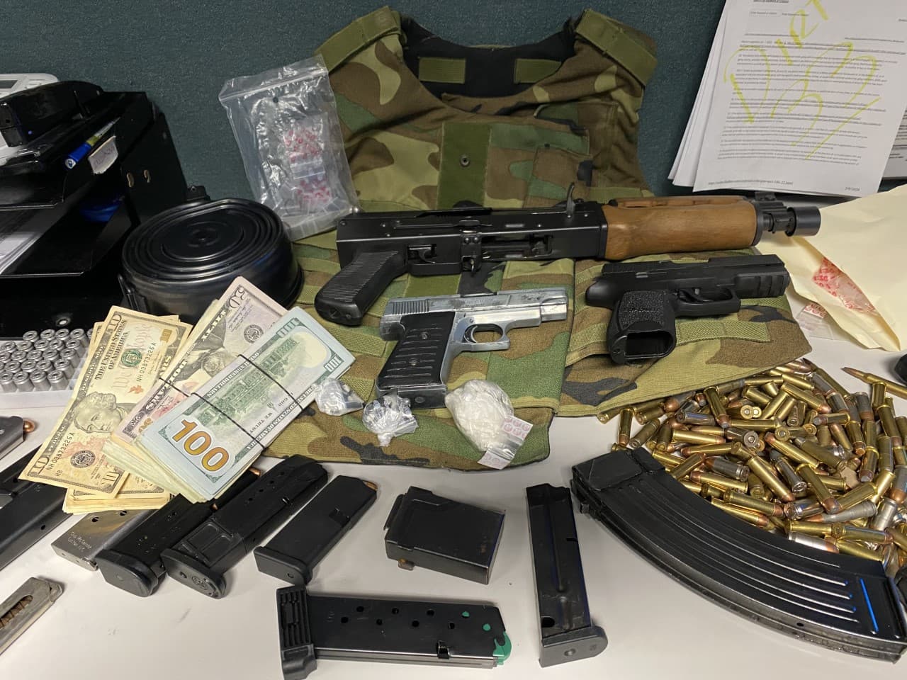 El FBI arrestó a 28 presuntos miembros y asociados de una pandilla callejera del sur de Los Ángeles y logró el decomiso de un arsenal, dinero y drogas en una serie de redadas realizadas por un grupo de trabajo de varias agencias.