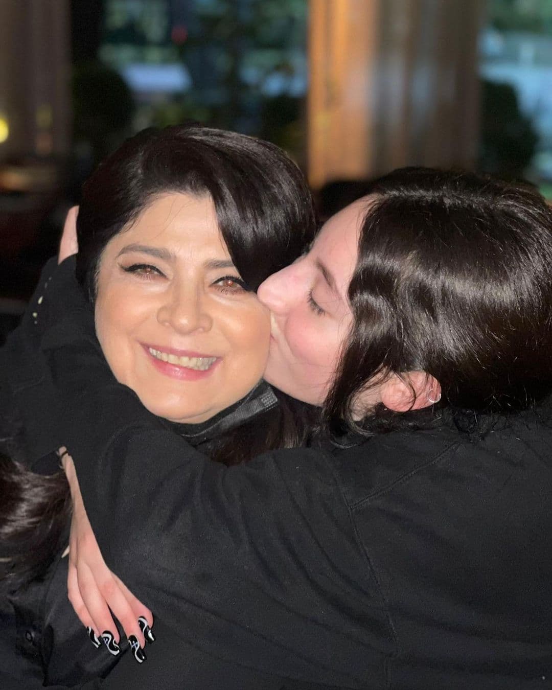 “A los tres los quiero igual, y me siento orgullosa de ellos. José Eduardo está iniciando una carrera sólida, ¡soy su fan! Victoria y Anuar aún estudian”, indicó para TVyNovelas.
<br>