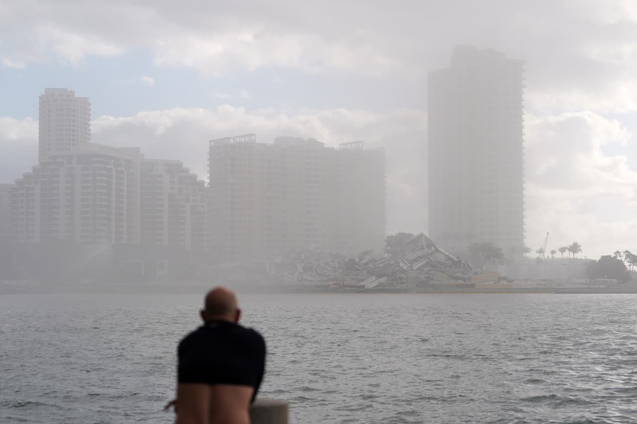 Según las autoridades de Miami se solicitó a los residentes que vivían a menos de 250 metros del edificio que permanecieran dentro de sus apartamentos durante la explosión con las ventanas y puertas cerradas.