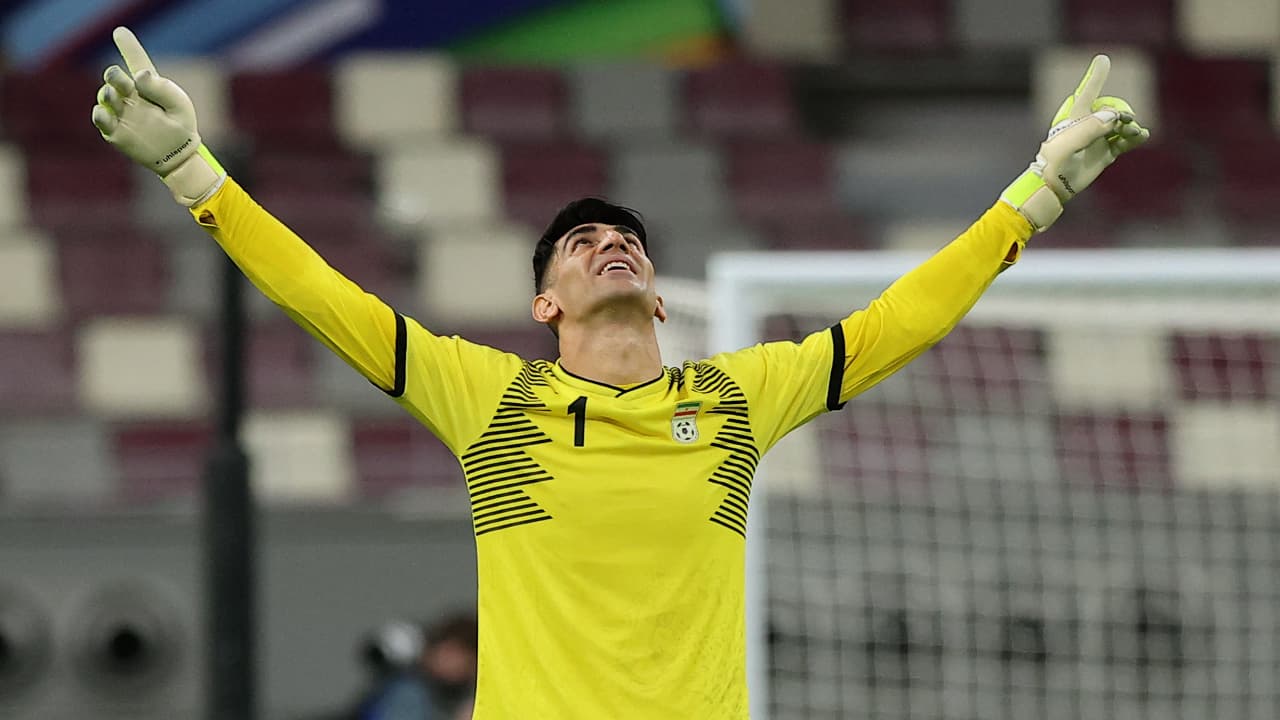 Portero de Irán recibe el Guiness por lanzar el balón con la mano