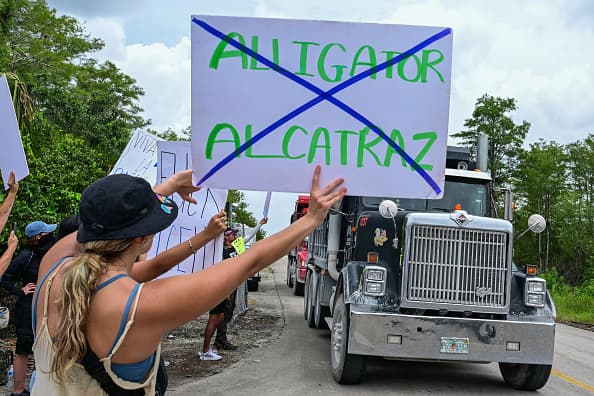 El sábado 28 de junio de 2025, manifestantes tomaron las vías que llevan a la pista del aeropuerto de entrenamiento Dade-Collier, en Florida. Allí comenzará a operar un centro de detención para inmigrantes aprobado por el Departamento de Seguridad Nacional.