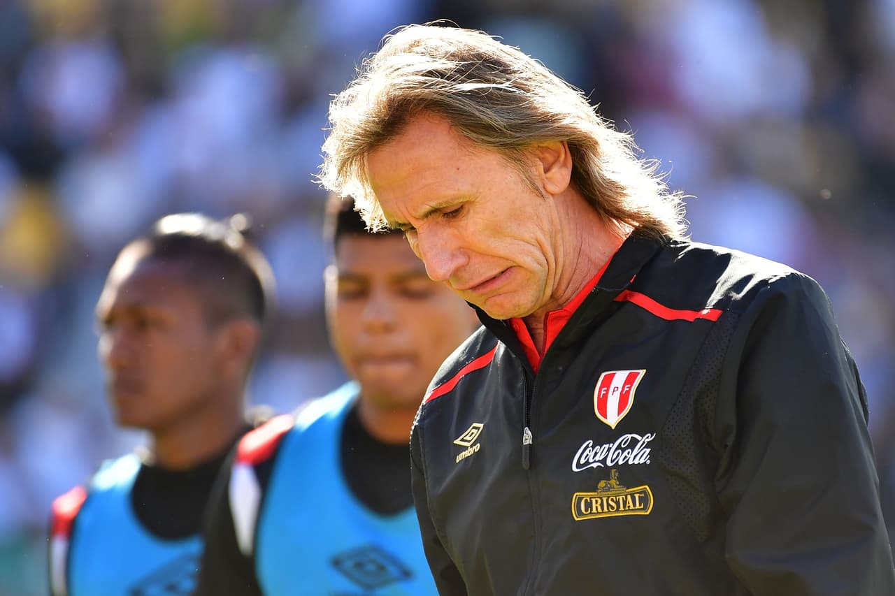 Ricardo Gareca, entrenador de los sudamericanos, tuvo que ajustar la estrategia para igualar el control del juego.