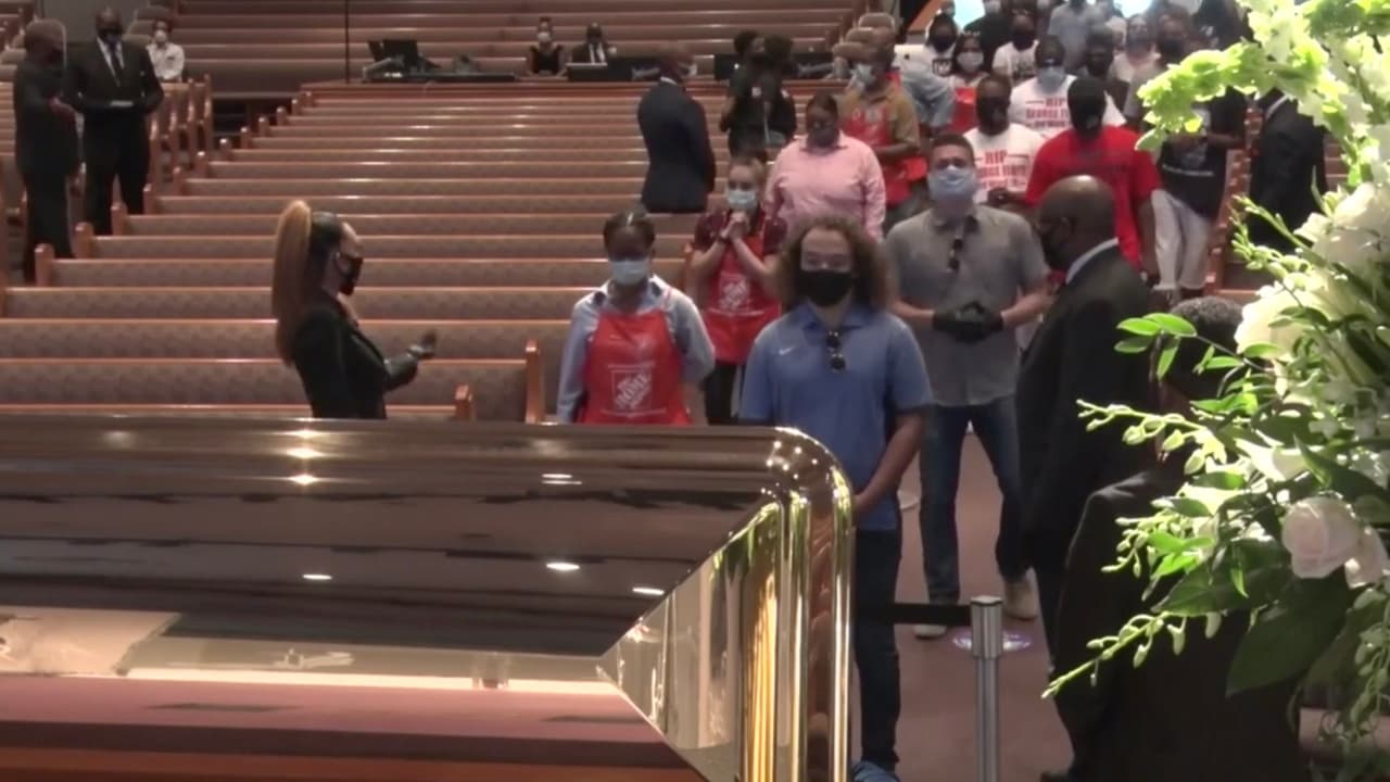 La regla fue hacer dos filas manteniendo seis pies de distancia por la pandemia del coronavirus.