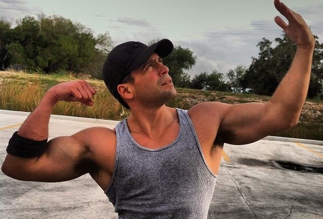 Con esos fuertes brazos es difícil resistirse a sus encantos.