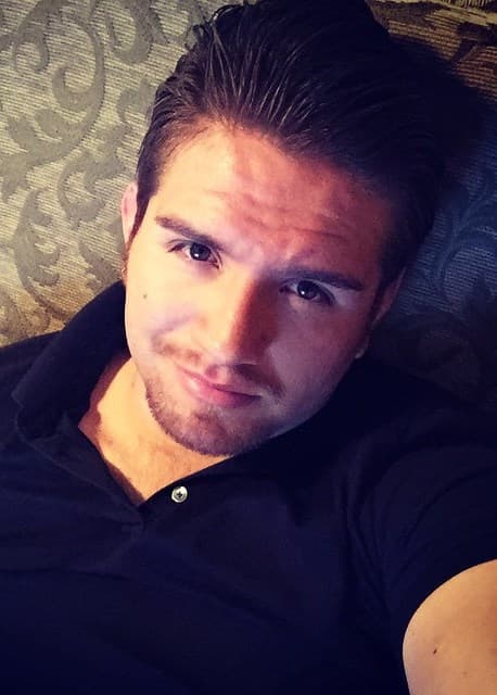 Bueno, a su carisma y a esa carita de niño bueno.