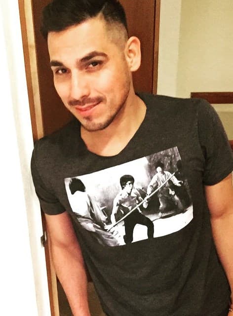 Espinoza Paz no sólo es el romántico que enamora a todas, también es un galán.