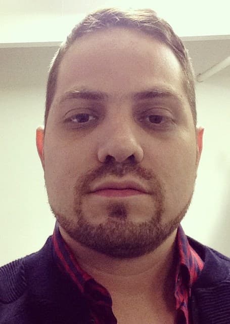 El vocalista de Voz de Mando tiene ese 'look' masculino irresistible.