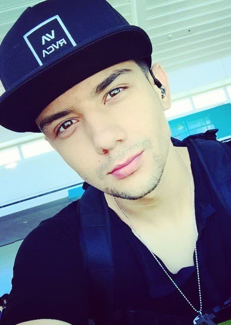 Al principio comenzó su carrera con el cabello cortito.