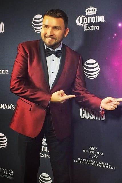 Recientemente confesó que al principio de su carrera las mujeres se acercaban para besarlo.