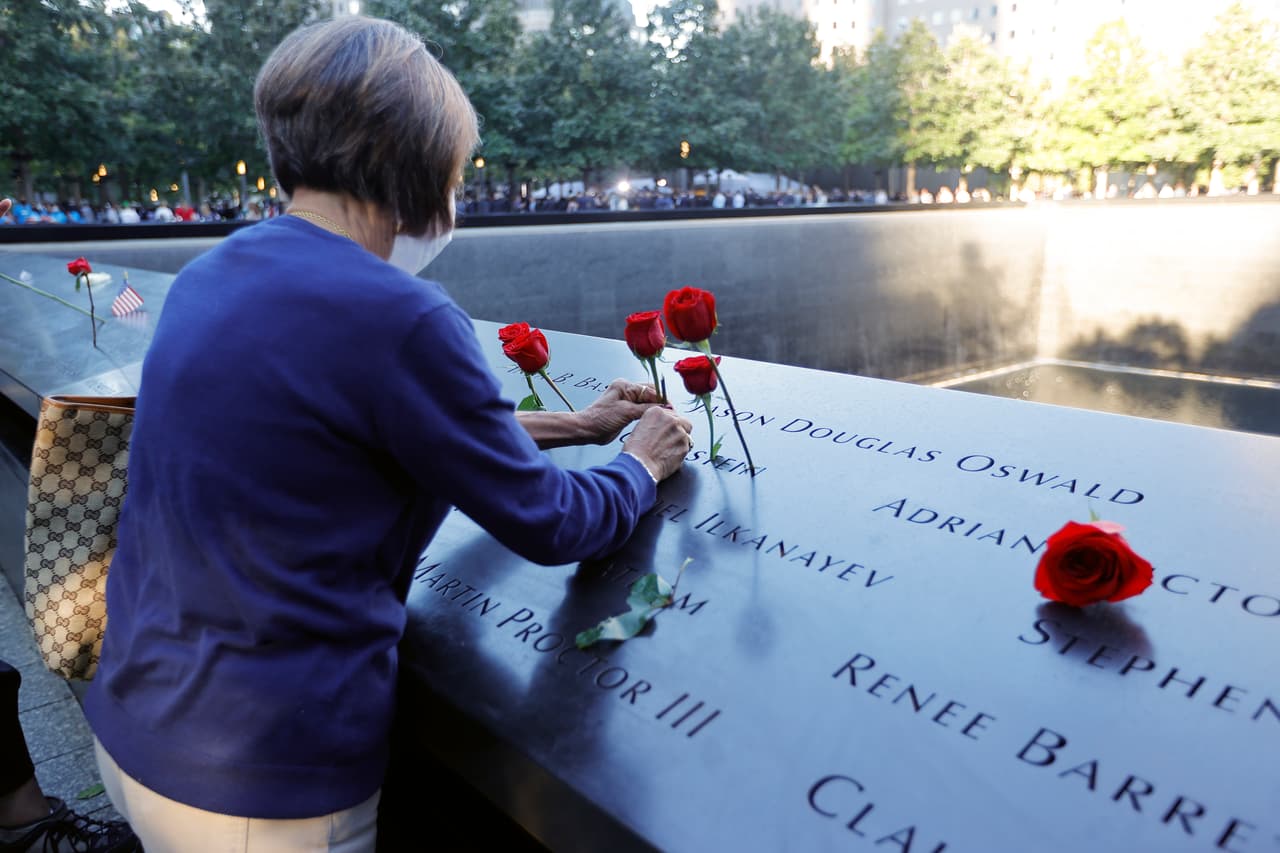 Una mujer coloca flores en el Monumento Nacional del 11 de septiembre. Ese día 19 terroristas secuestraron cuatro aviones comerciales y los desviaron para llevarlos a sus objetivos.