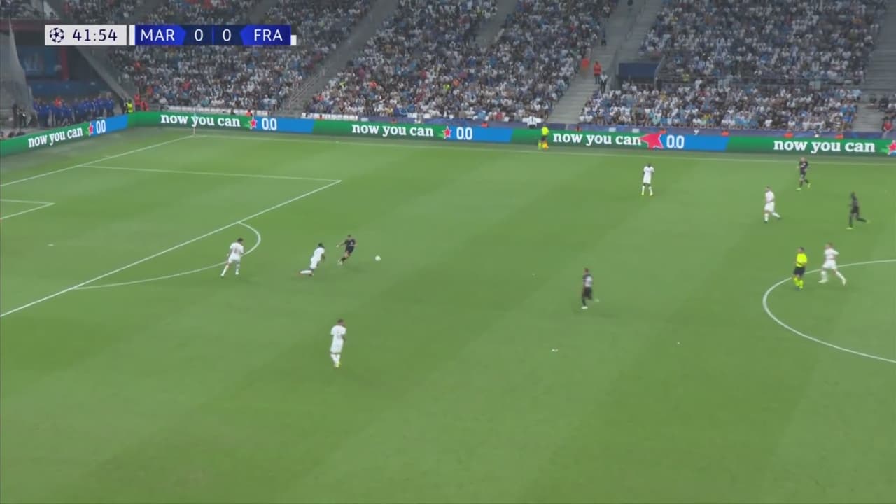 ¡Qué suerte! Lindstrom aprovecha 'regalito' y pone el 0-1 para Eintracht