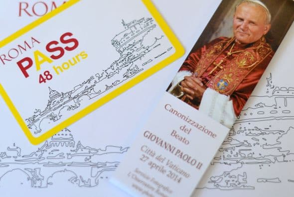 Una foto de archivo de un pase de 48 horas a Roma para los turistas que lleguen a la canonización de los papas.