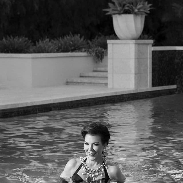 ¡Kris jenner vuelve a posar en traje de baño!