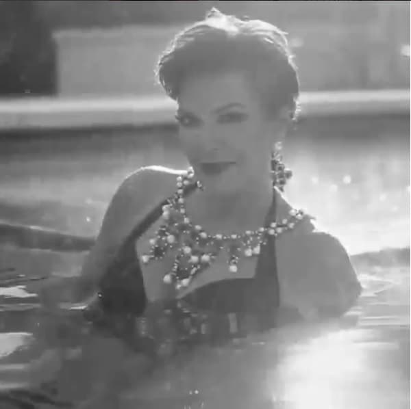 La empresaria de 60 años se metió en una alberca y mostró ese cuerpazo para 'Love Magazine'.