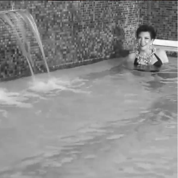 Ella estuvo todo el tiempo sonriendo a las cámaras en esa alberca de ensueño.