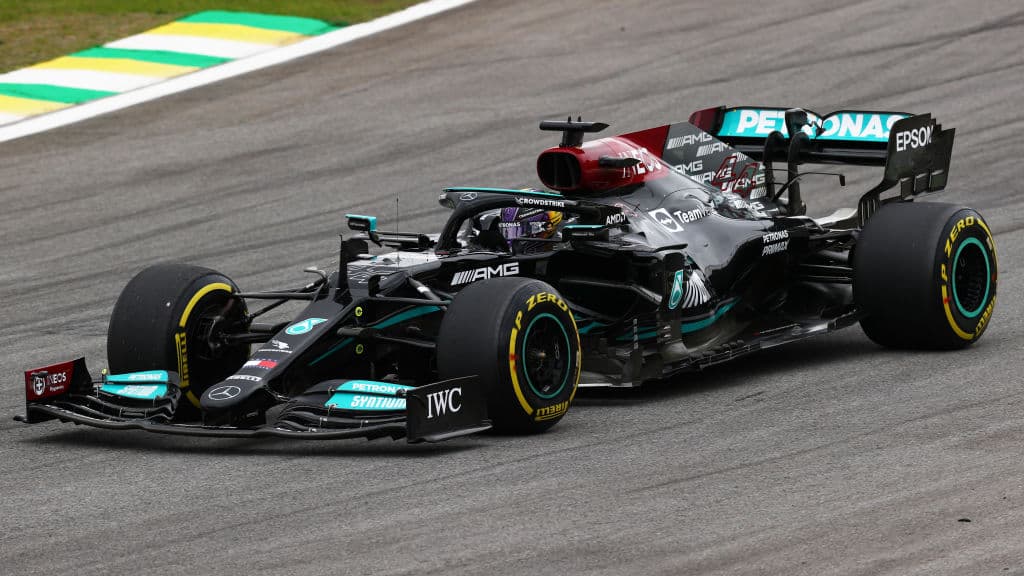 El mexicano Sergio Pérez se quedó en el cuarto sitio de la clasificación para el Sprint del Gran Premio de Brasil en el cual el británico Lewis Hamilton brilló y se quedó con la primera posición a pesar de la sanción que acarrea por modificaciones en el motor. Lewis Hamilton, perderá cinco puestos en parrilla, por cambiar la cámara de combustión del motor de su Mercedes, pero saldrá primero este sábado en la calificación sprint para el Gran Premio de Brasil.