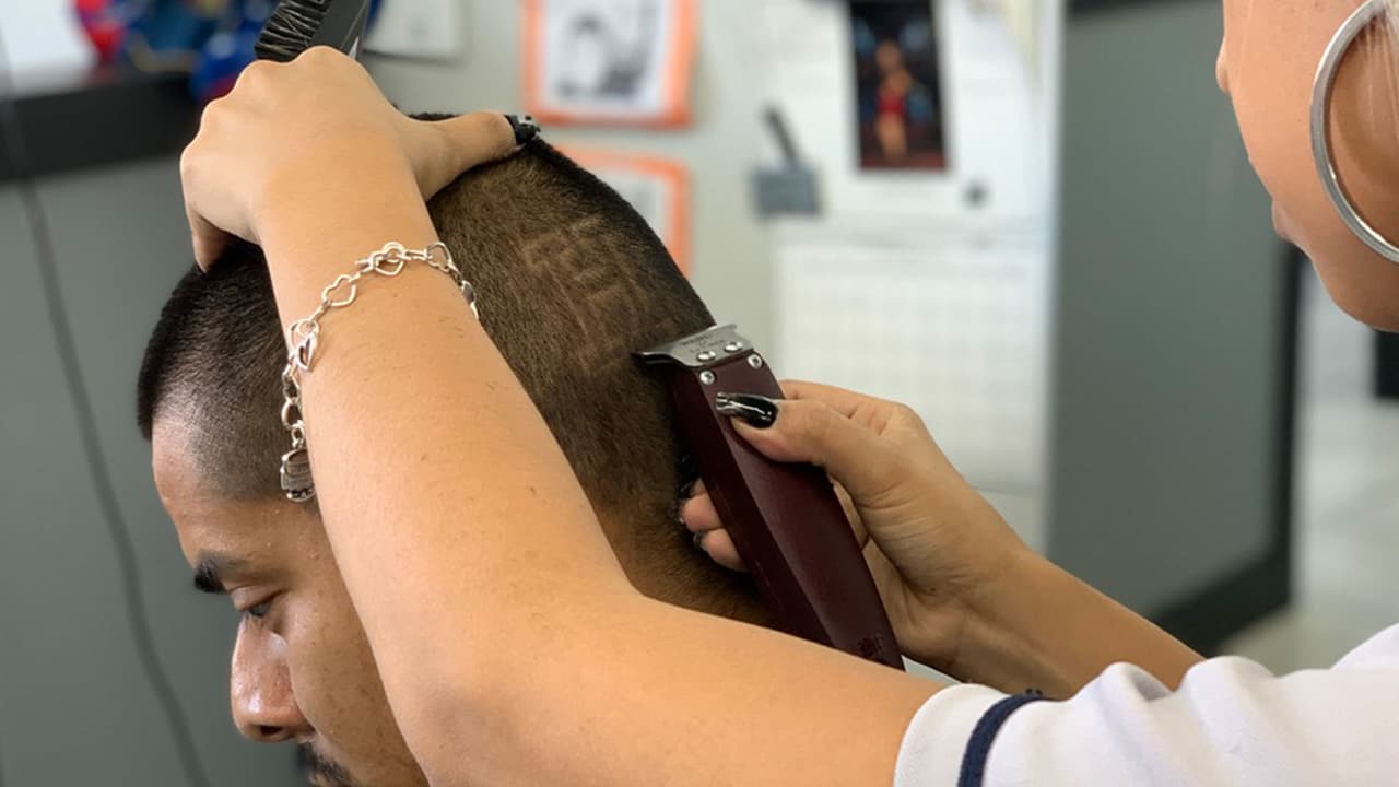 El proceso comienza con la máquina para cortar cabello con la cual van haciendo el diseño.