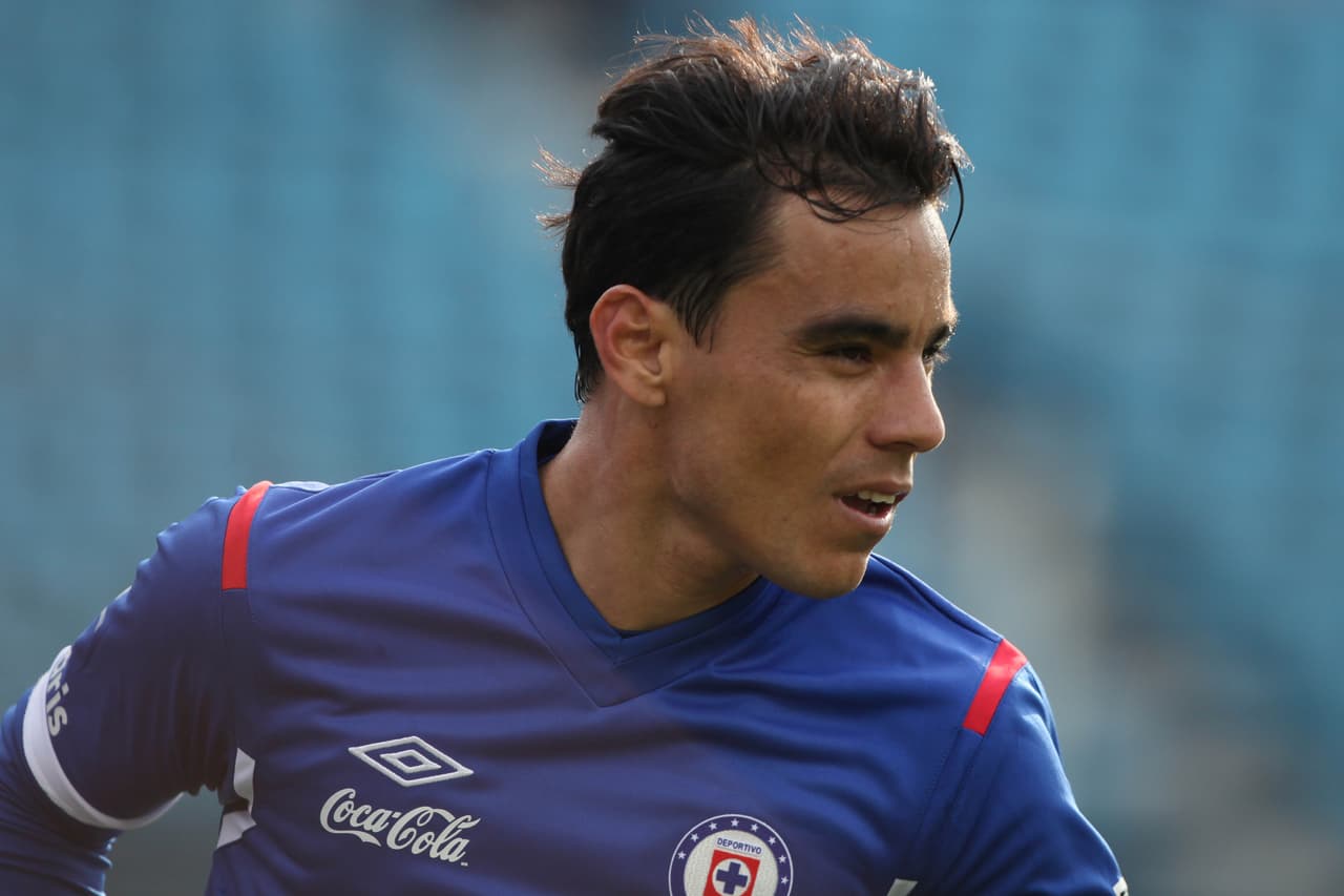 De igual forma, Bravo tuvo un paso por Cruz Azul en 2012 y con la máquina celeste marcó 7 goles en 42 partidos.