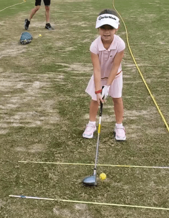 De igual manera practica golf, uno de los deportes que domina; aquí la podemos ver con su uniforme puesto.