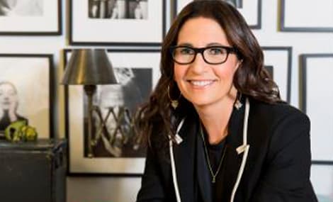 “Las mujeres quieren verse y sentirse como ellas mismas, solamente más bonitas y con más confianza”, esta es la filosofía de
<a href="https://www.bobbibrowncosmetics.com/about-bobbi">Bobbi Brown</a>. Desde sus inicios la maquillista les ofreció un aspecto más natural. Estée Lauder Companies compró la marca en 1995. Hoy Bobbi Brown Cosmetics tiene productos para el cuidado de la piel, fragancias y maquillaje y se vende en más de 74 países en el mundo.
<br>