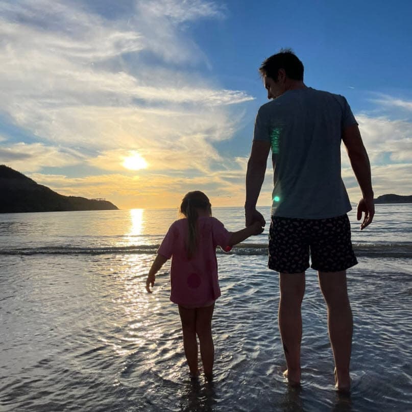 "Siempre he sido muy niñero, desde chavo, y la verdad es que para mí el convertirme en papá me vino a convertir en 
<b><a href="https://www.univision.com/entretenimiento/celebridades/a-mauricio-ochmann-sus-hijas-le-cambiaron-la-vida-fotos">mejor ser humano</a></b>, a crecer, a conocerme más".
<br>