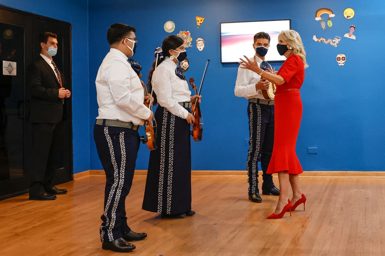 Allí fue gratamente sorprendida por los adolescentes Luis Uriel Márquez (izquierda), Susan Jarquín y Edwin Pérez, miembros del Chicago Mariachi Project.