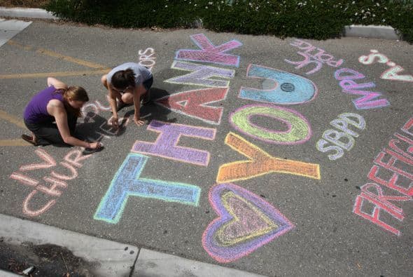 Rinden tributo a las seis víctimas de la masacre causada por un pistolero que el viernes en Isla Vista.