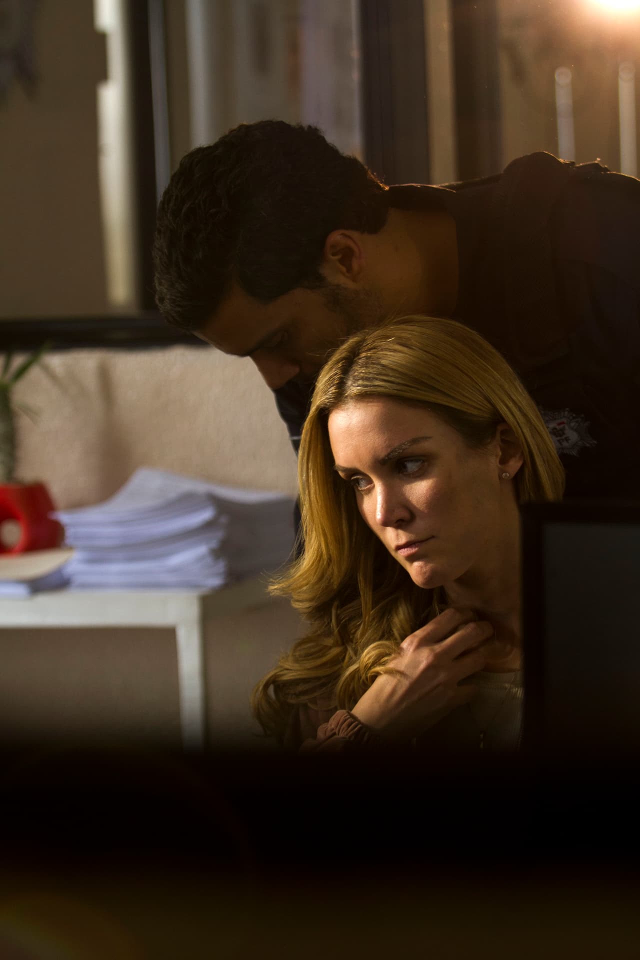 <b><a href="http://www.univision.com/series/la-piloto/veronica-montes-es-lizbeth-alvarez">Lizbeth</a></b> también tuvo la fortuna de salir con vida y corrió de inmediato a buscar a Raúl.