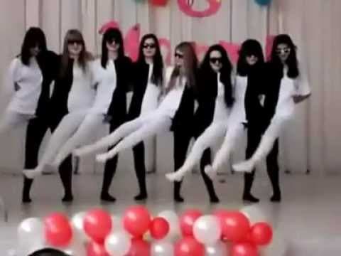 Otro video, ilusión óptica en movimiento. Se llama Strumpfhosentanz y hace casi imposible comprender qué sucede con las piernas. Puedes verlo 
<a href="https://www.youtube.com/watch?v=c8k8mnBJ1ZA">aquí</a>.