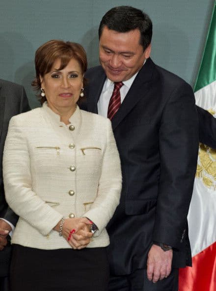 Rosario Robles, funcionaria del gobierno federal, regaló a la pareja presidencial una caja con gomitas de azúcar.