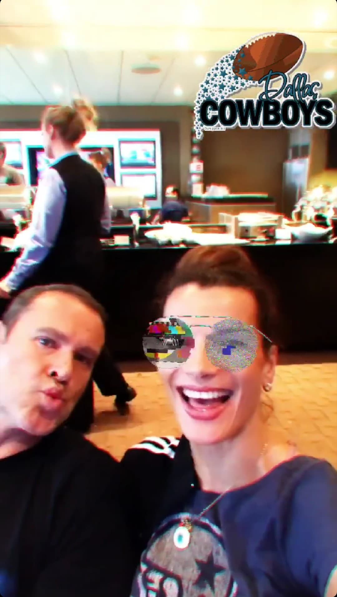 Alan Tacher y su esposa Cristy Bernal disfrutaron un partido de fútbol americano.