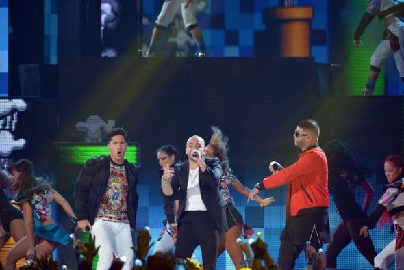 Los tres cantaron el tema 'Me Voy Enamorando'.