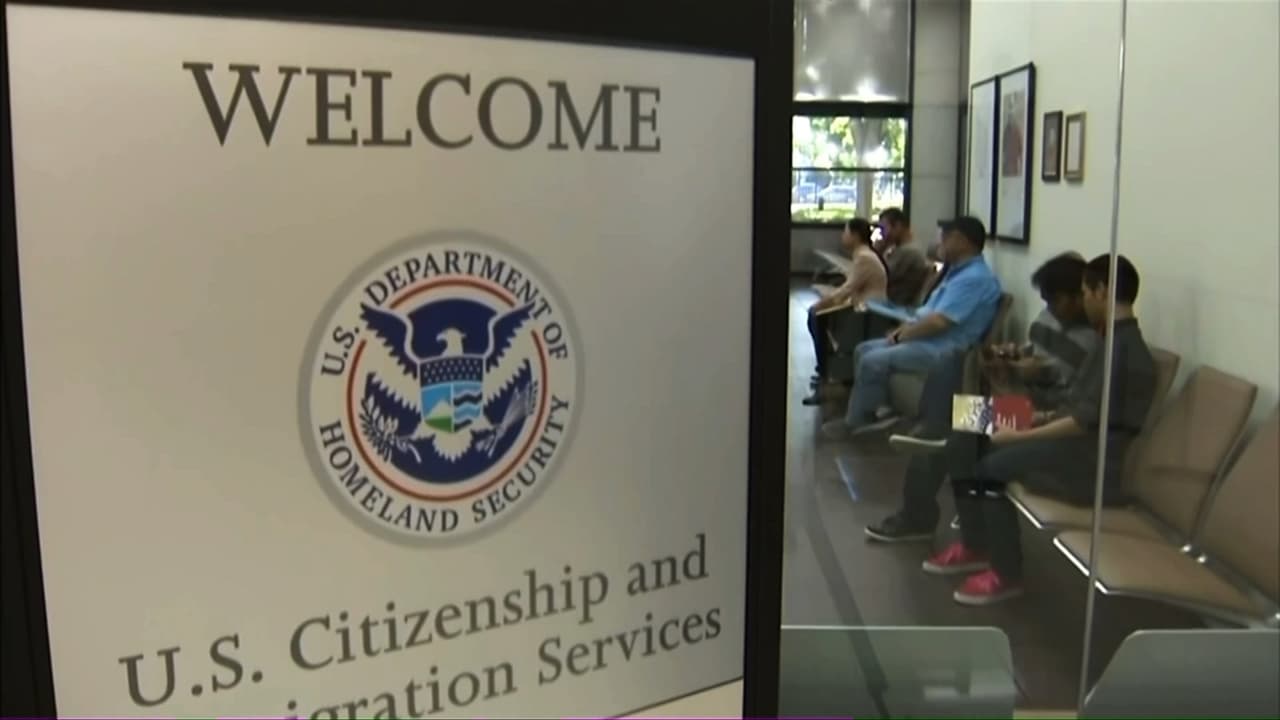 ¿Quiénes son los inmigrantes más afectados por mayores restricciones para 'Green Card'?