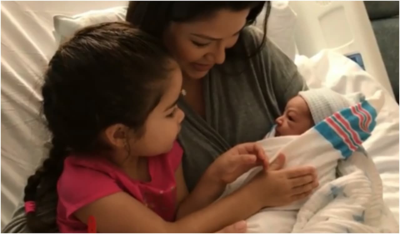 Con ayuda de su papá, Giulietta se sentó muy cerquita de su mamá y del más pequeño de la familia.